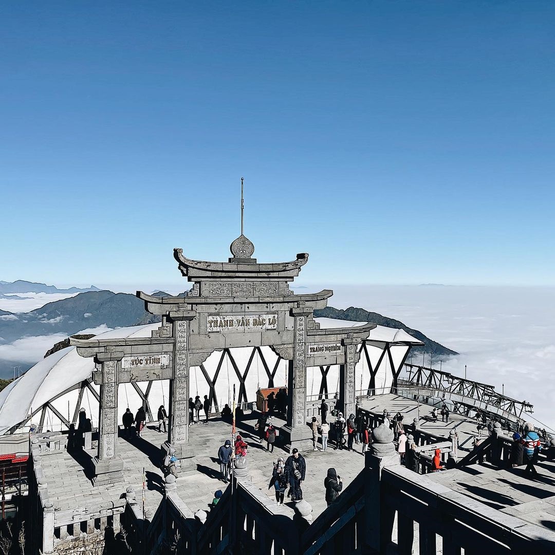 Tham quan quần thể chùa trên đỉnh Fansipan