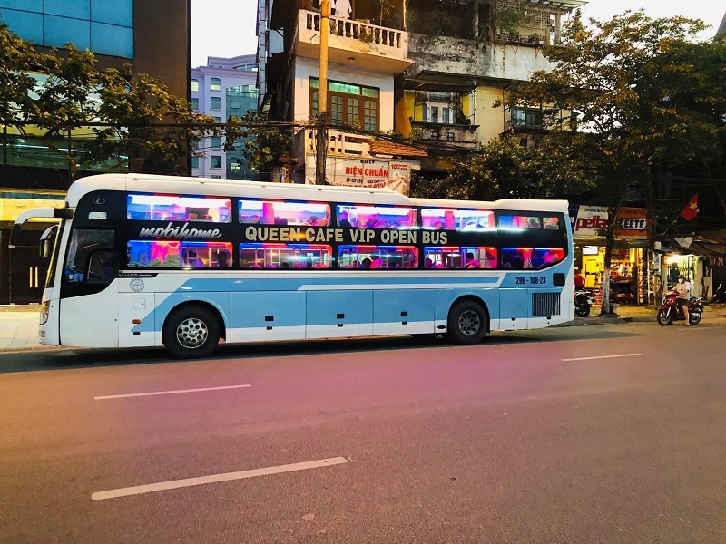Xe khách di chuyển trên tuyến đường Hà Nội - Sapa