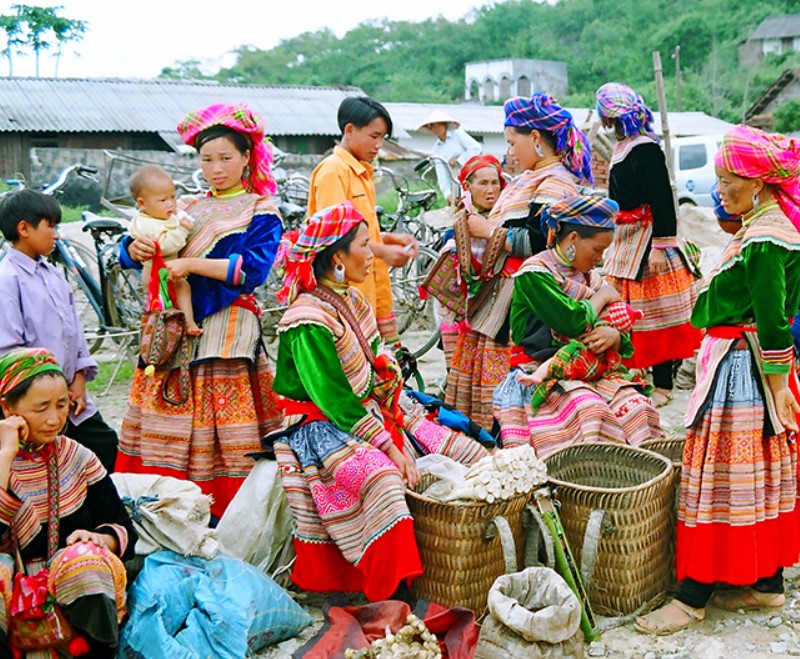 Trang phục rực rỡ ở chợ phiên ngày Tết