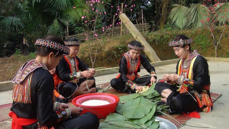 Tết Nguyên Đán của người Dao đỏ là cùng nhau gói bánh